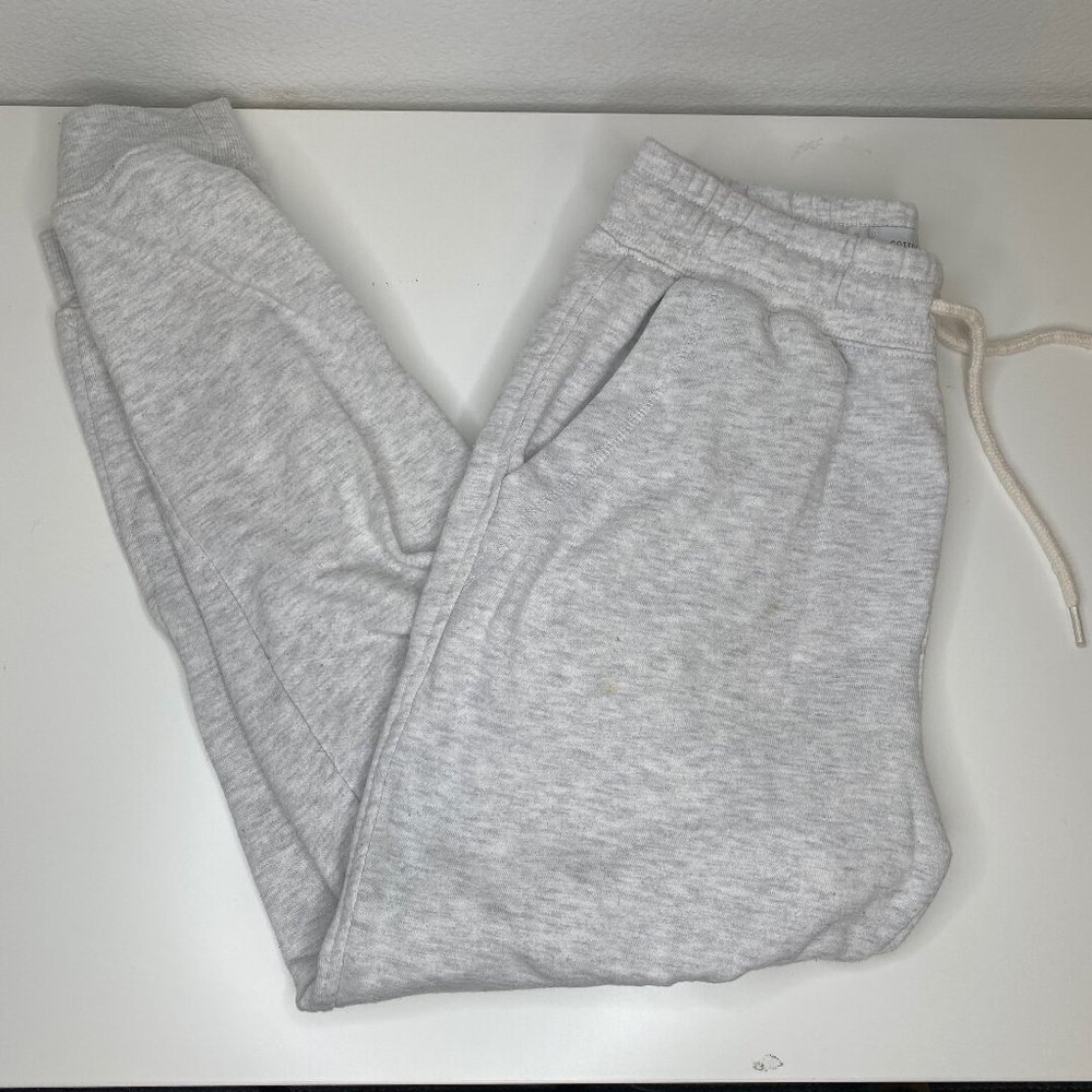 grey sweatpants